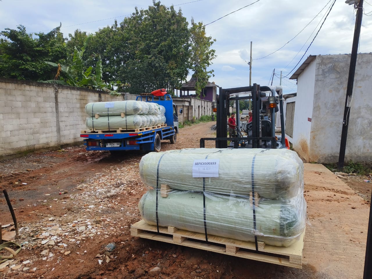 Tabung CNG komposit baru di atas palet siap kirim