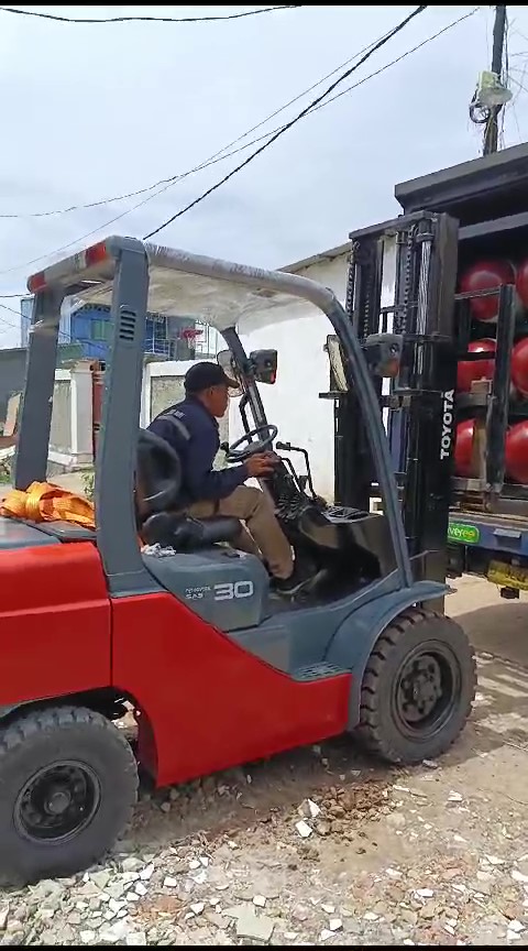 Proses loading dengan forklift Toyota