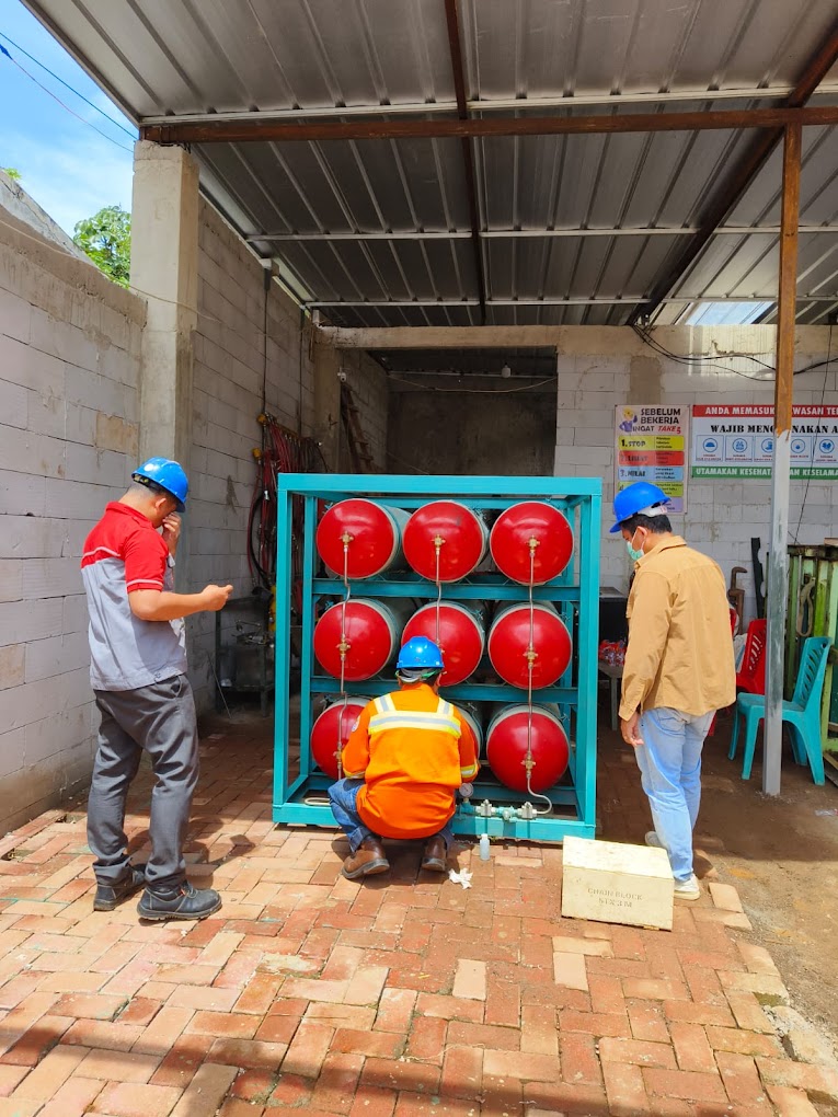 Tim instalasi di lokasi pelanggan